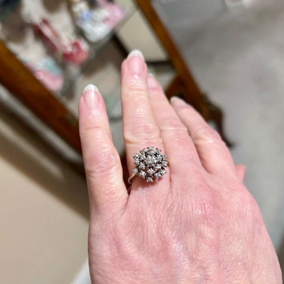 Solid 18K White Gold Diamond Cluster Ring Sz 7 - Picture 8 of 8